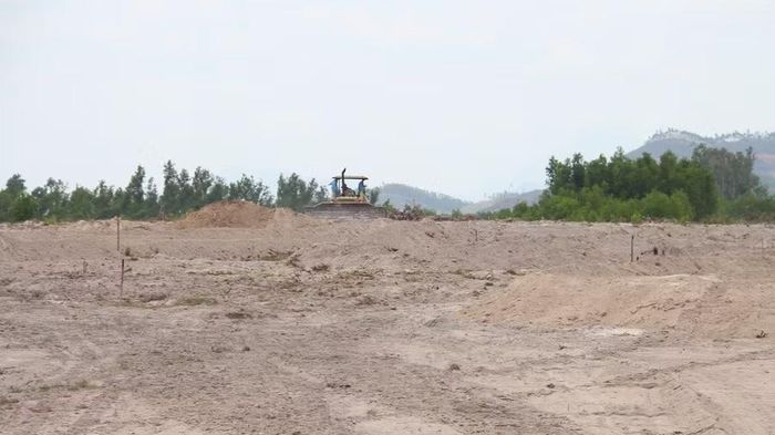  Đơn vị thi công huy động máy móc san gạt mặt bằng Dự án Cụm công nghiệp Cát Hiệp, chuẩn bị triển khai xây dựng hạ tầng kỹ thuật. Ảnh: T.L 
