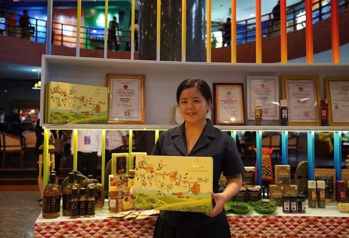  Bà Trần Thị Hoàng Anh, Giám đốc Hợp tác xã mật ong Phương Di Bee, giới thiệu sản phẩm của Hợp tác xã. Ảnh: NVCC 