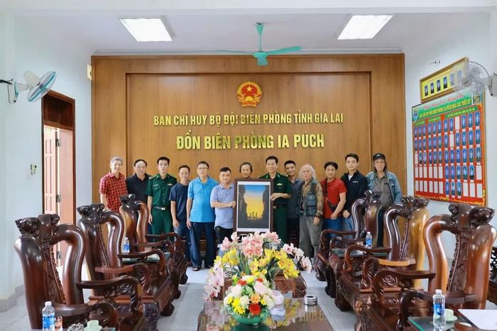 Nghệ sĩ nhiếp ảnh đi thực tế tại Đồn Biên phòng Ia Púch. Ảnh: N.T