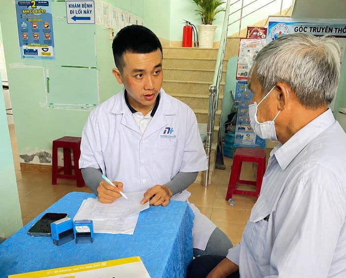 Bác sĩ nắm tình hình bệnh nhân.