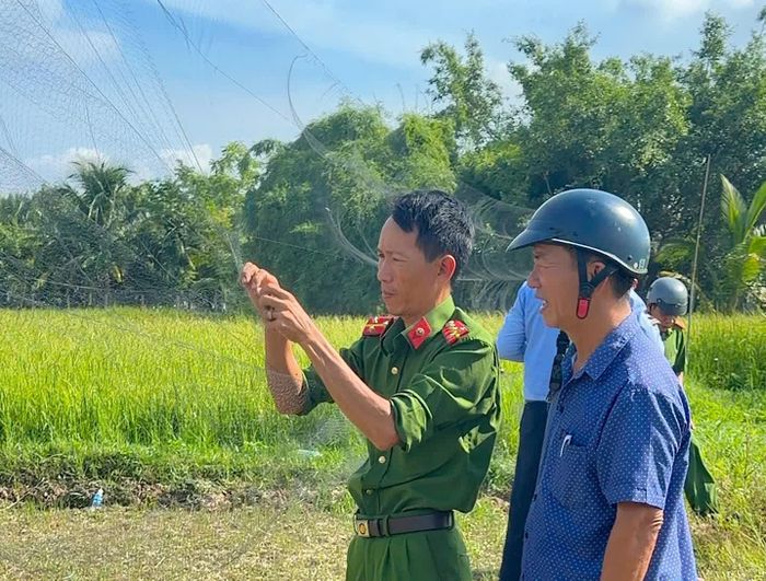 Lực lượng Công an xã Bắc Ninh Hòa cùng Đội tuần tra, bảo vệ chim yến Công ty Yến sào Khánh Hòa giải cứu chim yến và chim hoang dã.
