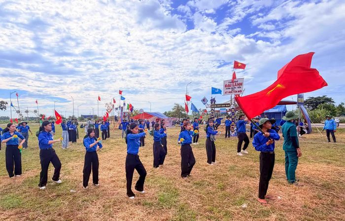 Các trại tham gia thi dân vũ và múa hát tập thể.