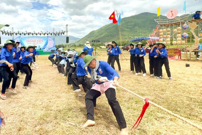 Sôi nổi thi kéo co.