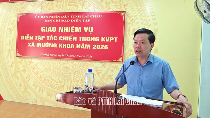 Đồng chí Lò Văn Biên - Bí thư Đảng ủy, Chủ tịch HĐND xã tham gia ý kiến tại hội nghị.