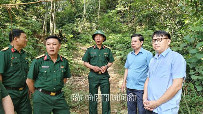 Lãnh đạo Bộ CHQS tỉnh và xã Mường Khoa khảo sát địa điểm thực hành tác chiến.