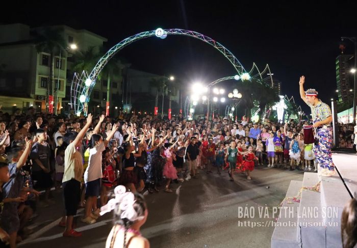 Tiết mục ảo thuật hấp dẫn thu hút đông đảo người dân và du khách nhí tại Không gian văn hoá đường Hùng Vương
