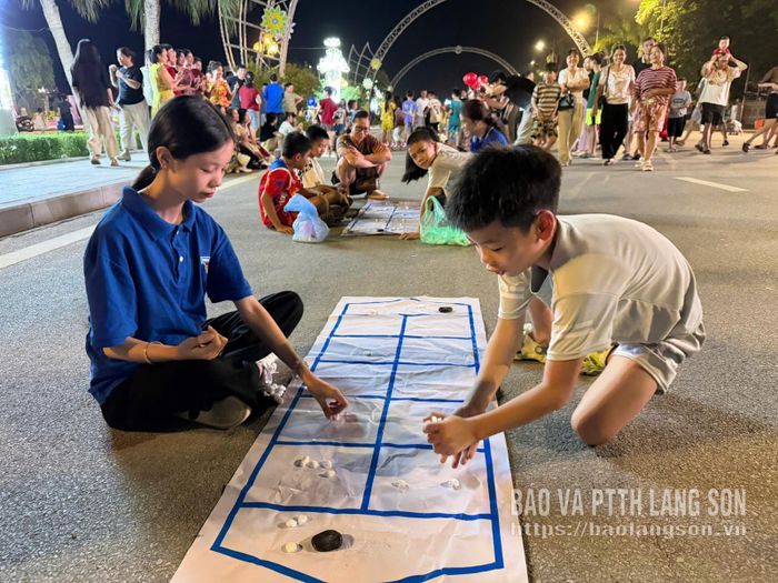 Các em thiếu nhi chơi trò chơi Ô ăn quan tại Không gian văn hoá đường Hùng Vương