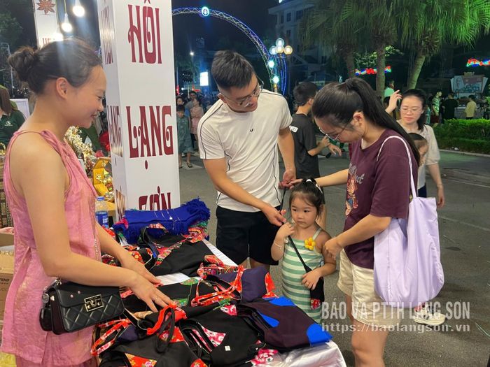 Người dân mua các sản phẩm may, thêu truyền thống tại các gian hàng trưng bày