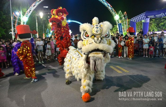 Tiết mục múa lân - sư - rồng đặc sắc tại Không gian văn hoá đường Hùng Vương