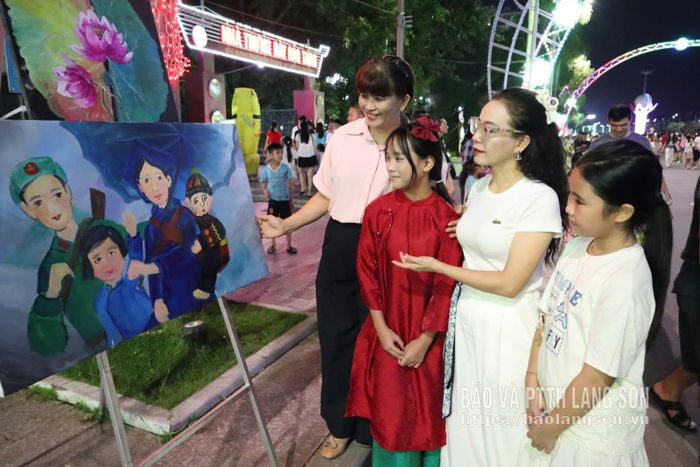 Người dân ngắm tranh tại triển lãm tranh thiếu nhi “Thế giới sắc màu tuổi thơ”