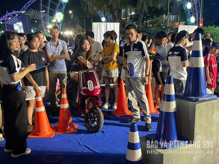Người dân trải nghiệm các trò chơi tại khu trải nghiệm xe điện DKBIKE