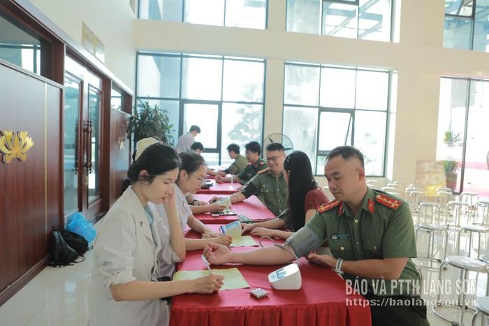 Đông đảo cán bộ, chiến sĩ trong lực lượng Công an tỉnh tham gia khám sàng lọc tại ngày hội hiến máu
