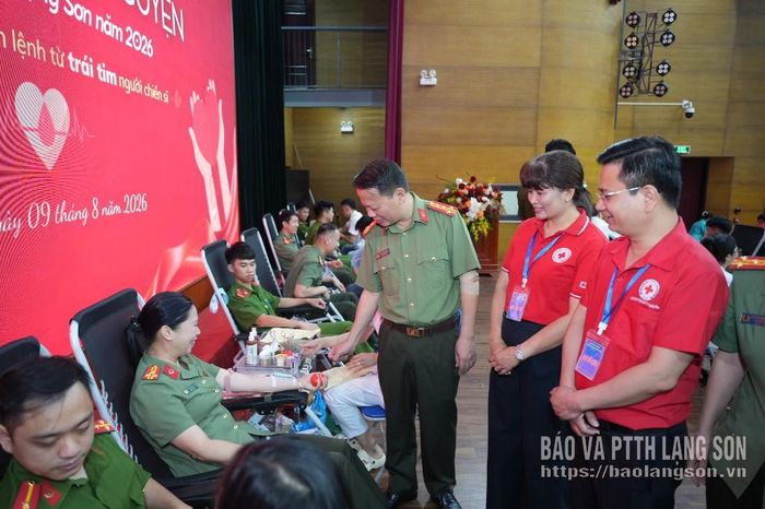 Lãnh đạo các đơn vị thăm hỏi, động viên các cán bộ, chiến sĩ tham gia hiến máu tại ngày hội