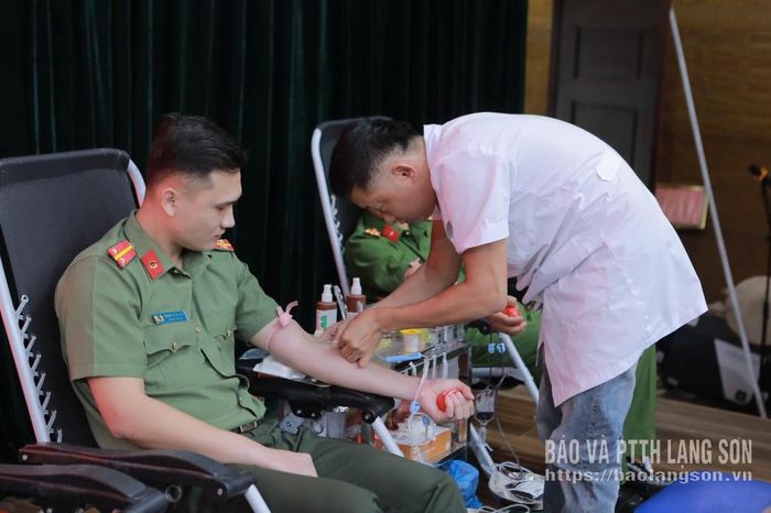 Cán bộ, chiến sĩ Công an tỉnh tham gia hiến máu tình nguyện tại ngày hội