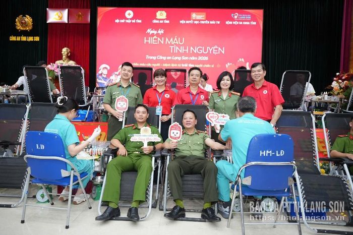 Lãnh đạo và các cán bộ, chiến sĩ Công an tỉnh tham gia hiến máu tại ngày hội