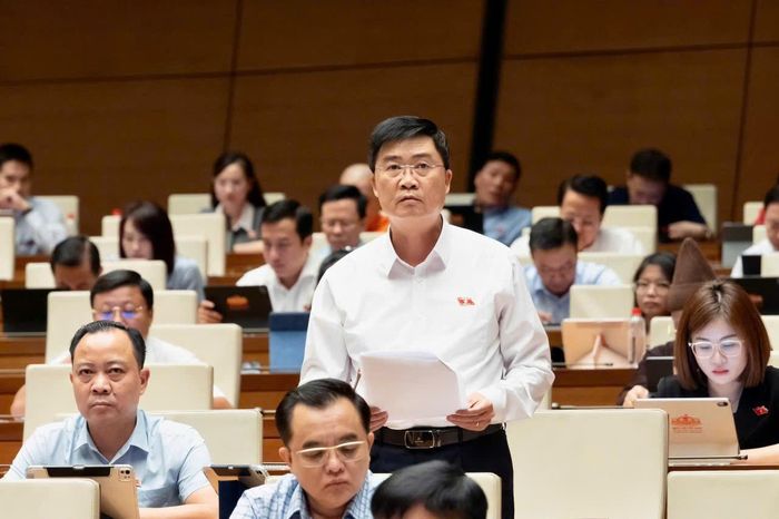 Đại biểu Nguyễn Văn Lịch, Đoàn ĐBQH tỉnh phát biểu thảo luận tại hội trường
