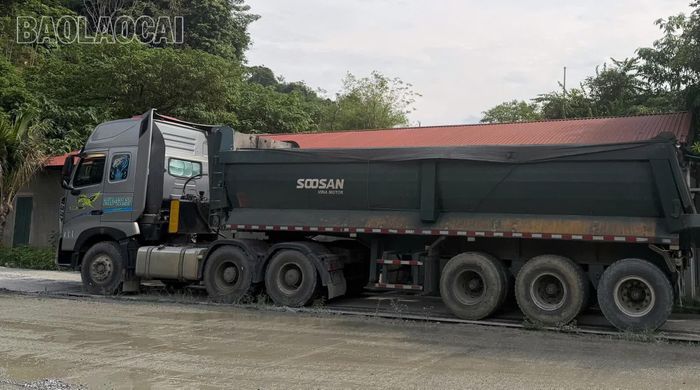 Các điểm mỏ đều bố trí cân tải trọng ngay lối ra.