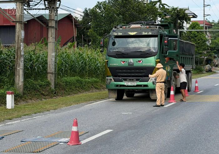 Lực lượng chức năng cân tải trọng trên Quốc lộ 70.