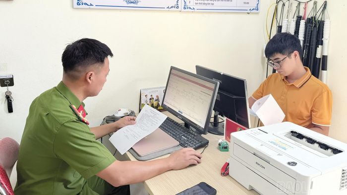 Công an xã Cát Thịnh hướng dẫn người dân khai thủ tục đăng ký xe trên hệ thống.