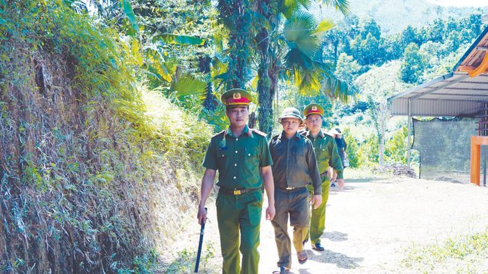 Lực lượng công an xã tuần tra, giữ bình yên thôn bản.