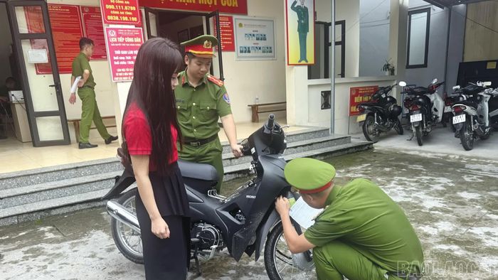 Cán bộ công an xã Cát Thịnh kiểm tra xe làm thủ tục đăng ký.
