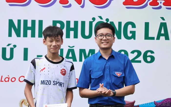 Trao giải cho cầu thủ trẻ triển vọng.