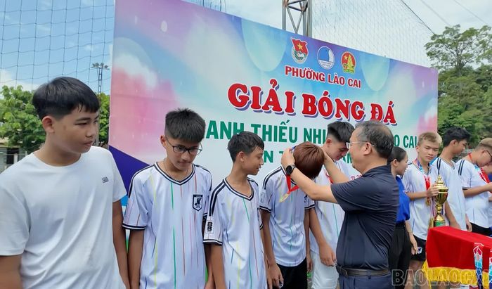 Trao giải cho các đội đạt thành tích xuất sắc.