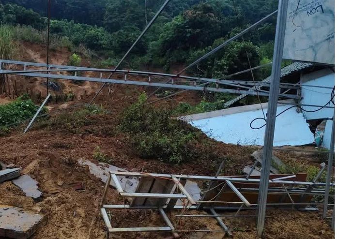 Đất đá ở khu vực phía sau nhà ông Bàn Tiến Lợi vẫn tiếp tục tràn xuống.