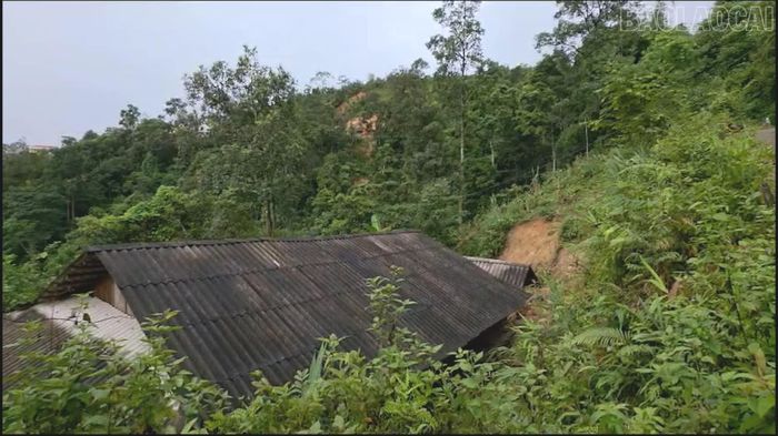 Nằm sát khe suối và dưới chân taluy dương, ngôi nhà của gia đình anh Sùng A Chua (thôn Chế Tạo) tiềm ẩn nguy cơ sạt lở rất cao nếu không sớm được di dời.