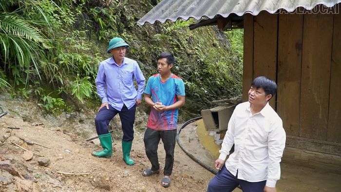 Lãnh đạo xã Chế Tạo đi kiểm tra nhà của các hộ dân nằm trong diện di dời khẩn cấp.