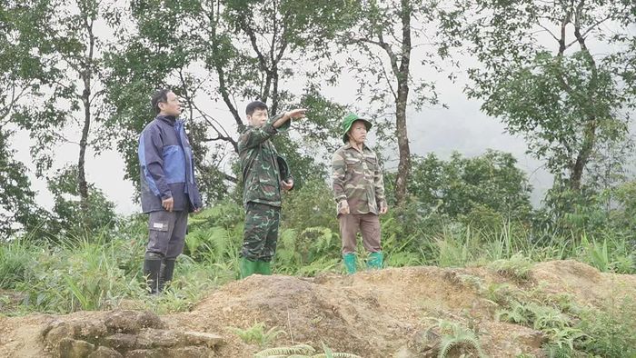 Lãnh đạo xã Chế Tạo đi kiểm tra quỹ đất xây dựng khu tái định cư.