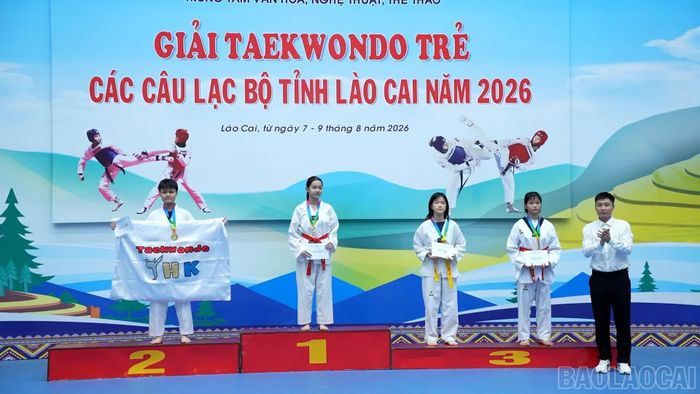 Ban tổ chức trao giải cho các vận động viên đạt thành tích cao.