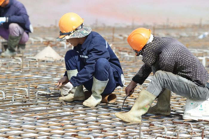 Các phần việc được triển khai đồng thời nhằm tận dụng thời tiết thuận lợi, rút ngắn thời gian thi công.