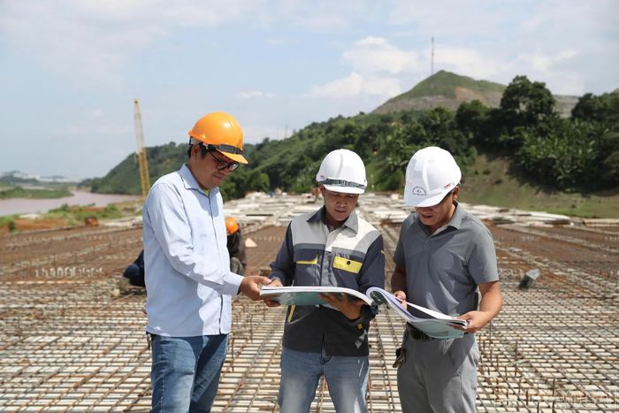 Cán bộ kỹ thuật kiểm tra bản vẽ ngay tại công trường, bám sát từng hạng mục để kiểm soát tiến độ và chất lượng thi công.