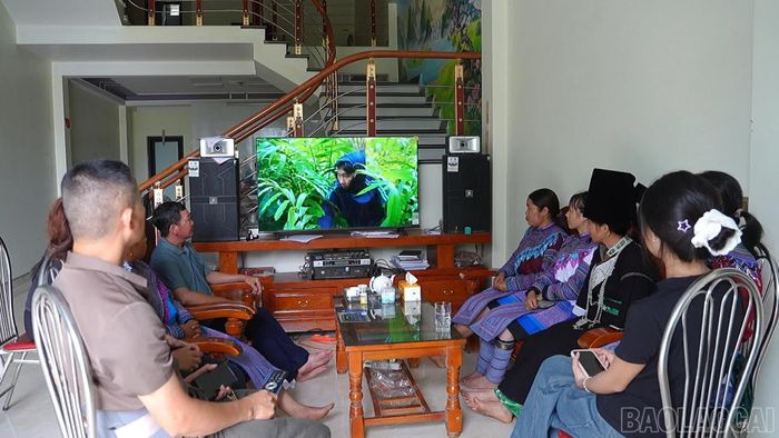 Người dân xã Mường Khương theo dõi bộ phim "Lá chắn thép nơi biên cương" tuyên truyền về phòng, chống ma túy.