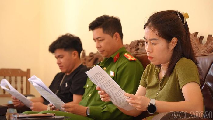 Cán bộ địa phương, lực lượng chức năng cùng người dân tham gia tập luyện cho bộ phim tuyên truyền về phòng, chống ma túy.