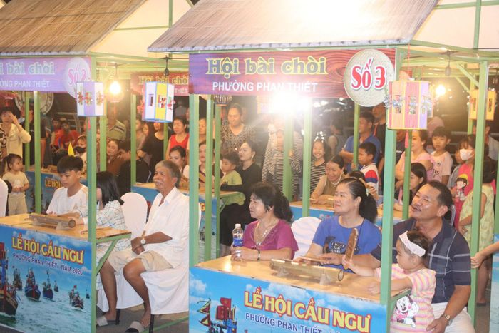 Người dân và du khách tham gia hội Bài chòi