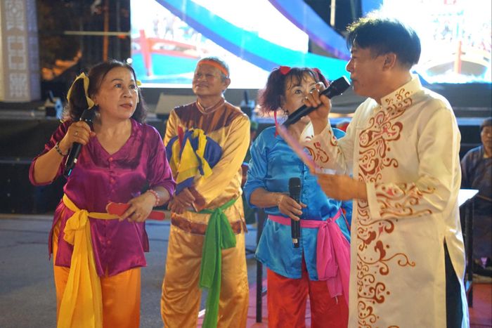 Các nghệ nhân Thanh Xuân - Ngọc Ánh - Xuân Hương - Công Luyện từ trái qua biểu diễn