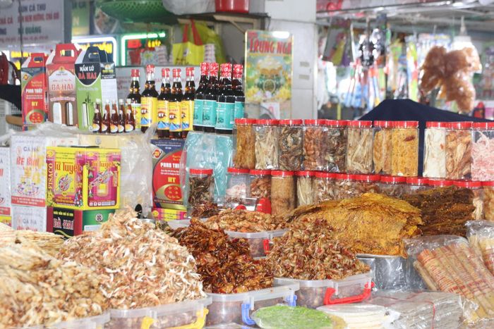 Những mặt hàng hải sản khô đặc trưng miền biển được bán ở chợ Phan Thiết