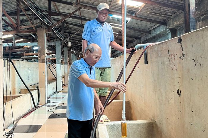 CCB Phạm Cao Khương tỉ mỉ kiểm tra chất lượng từng mẻ nước mắm.