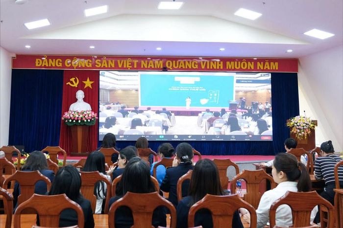 Đông đảo hộ kinh doanh tại Lâm Đồng tham gia trực tuyến Hội thảo về Thuế - hóa đơn điện tử trong TMĐT và bán hàng đa kênh do Cục Thuế tổ chức (Ảnh: Diễm Thương)