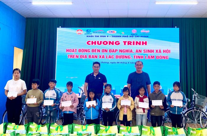 Trao học bổng cho học sinh nghèo vượt khó học tốt