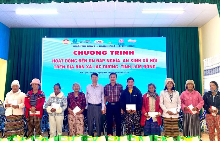 Chương trình tặng quà cho các gia đình khó khăn trên địa bàn Lạc Dương