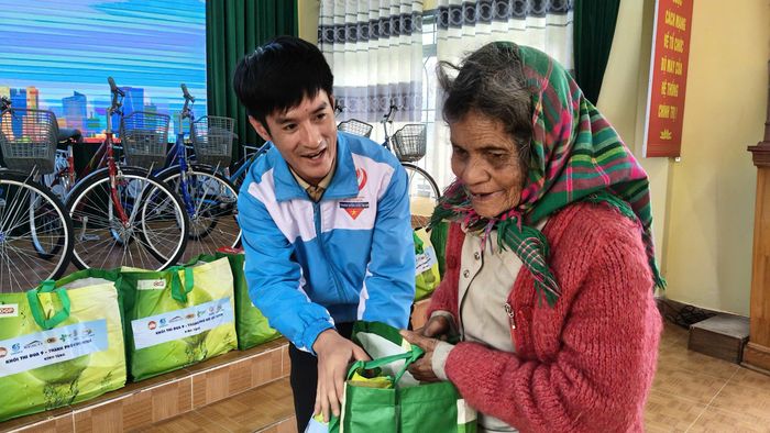Những món quà được trao tận tay các gia đình trên địa bàn xã Lạc Dương