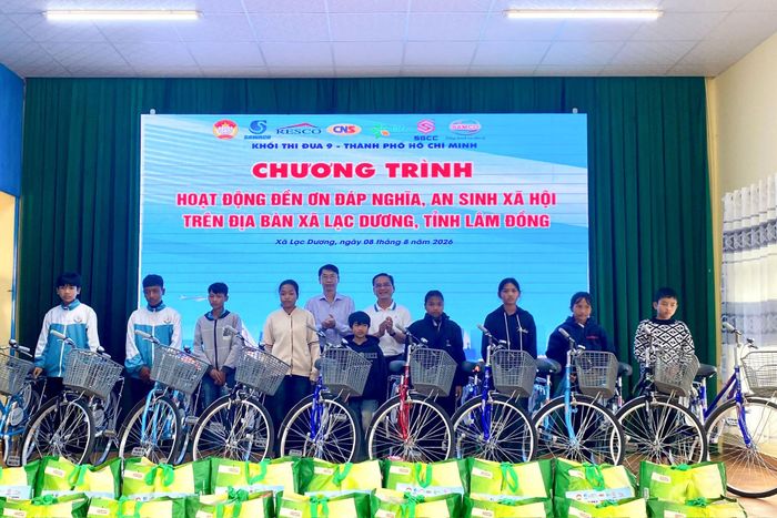 Tặng xe đạp cho học sinh tới trường