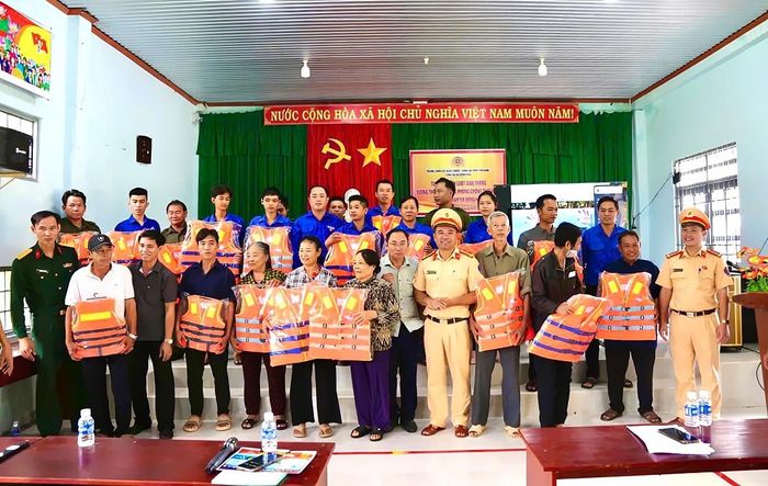 Lực lượng cảnh sát giao thông tặng áo phao cho người dân