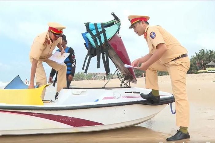 Lực lượng cảnh sát giao thông kiểm tra phương tiện thủy
