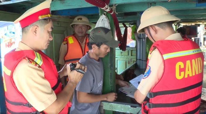 Lực lượng cảnh sát giao thông kiểm tra giấy tờ người điều khiển phương tiện thủy