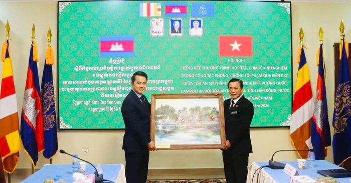 Lãnh đạo TAND tỉnh Lâm Đồng và Tòa sơ thẩm tỉnh Mondulkiri trao tặng quà lưu niệm nhân chuyến thăm và làm việc. Ảnh: Báo Công Lý