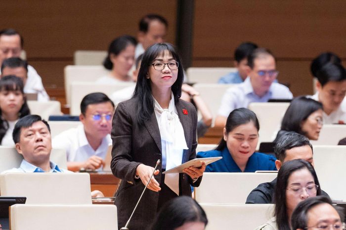 Đại biểu Trịnh Thị Tú Anh, Đoàn ĐBQH tỉnh Lâm Đồng phát biểu